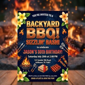 Op de afbeelding: Een marineblauwe uitnodiging voor een barbecue verjaardagsfeestje in de achtertuin. De uitnodiging bevat de tekst "BACKYARD BBQ! SIZZLIN' BASH!" in gouden letters, samen met illustraties van eten, bloemen en vlammen. De uitnodiging is voor Jason's 30e verjaardag.