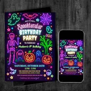 以下が含まれることがあります： ハロウィーンをテーマにした誕生日パーティーの招待状で、ネオン風のグラフィックが特徴です。招待状には、骸骨、幽霊、カボチャ、そして「Spooktacular Birthday Party」というテキストが描かれています。日付と時間、住所、RSVP情報も表示されています。
