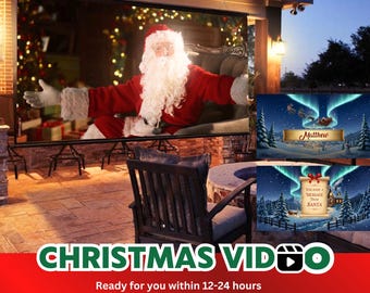 Op de afbeelding: Een kerstvideoscherm toont de kerstman in een rood pak en witte baard. Het scherm is buiten opgesteld met een stoel ervoor. Tekst op het scherm luidt "CHRISTMAS VIDEO" en "Santa Can Say Your Child's Name."