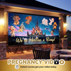 Puede incluir: Una pantalla de proyección que muestra una imagen colorida de personajes de Disney y el texto "We're Having a Baby!" La pantalla está instalada al aire libre en un patio con una chimenea y sillas.