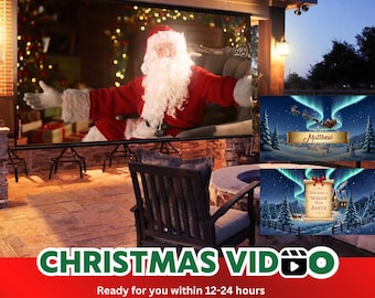 Op de afbeelding: Een kerstvideoscherm toont de kerstman in een rood pak en witte baard. Het scherm is buiten opgesteld met een stoel ervoor. Tekst op het scherm luidt "CHRISTMAS VIDEO" en "Santa Can Say Your Child's Name."