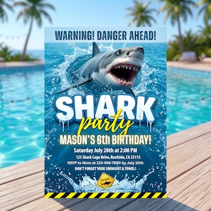 Könnte beinhalten: Einladungskarte für eine Party mit Hai-Motiv. Das Design zeigt einen Hai, der aus dem Wasser springt, mit dem Text "WARNING! DANGER AHEAD!". Die Einladung ist für Masons 6. Geburtstag mit Party-Details.