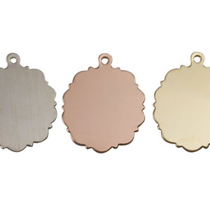 Könnte beinhalten: Drei leere Metall-Anhänger mit einem gewellten Rand und einer Öse oben. Die Anhänger sind silber, roségold und gold.