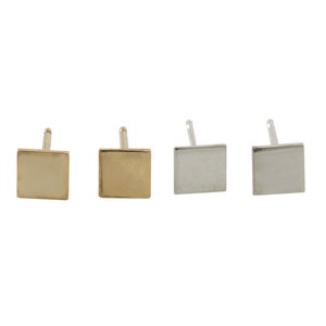 Peut inclure: Trois paires de boucles d'oreilles carrées. Les boucles d'oreilles sont en or, argent et or rose.