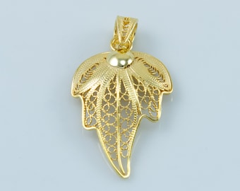 Amuleto de hoja de filigrana en chapado en oro, Amuletos de la naturaleza, Amuletos de hojas en oro, Encanto de declaración, Amuleto de hoja pequeña, CM98G