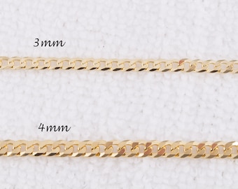 Könnte beinhalten: Zwei goldene Curb-Ketten, eine 3 mm breit und eine 4 mm breit, nebeneinander auf einer weißen, strukturierten Oberfläche gezeigt.