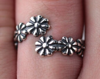 Anello Margherita Regolabile In Acciaio: Gioiello Donna Simbolo Di Purezza, Delicato E Floreale