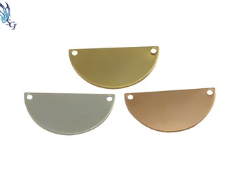 Puede incluir: Tres abalorios de metal en forma de semicírculo en oro, plata y oro rosa. Cada abalorio tiene dos agujeros en la parte superior para sujetarlo a joyas.