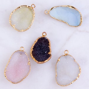 Friformad Druzy-hänge, Elektroförgylld, Ädelstens-Druzy, Medium hänge, Långt Halsband, Druzy-Halsband, - CM118GC