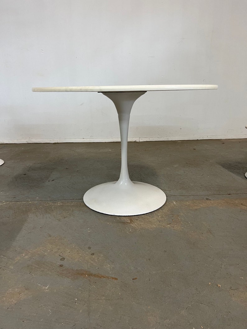 Mid-Century Modern Eero Saarinen Style Tulip Round Dining Table and Chairs image 9