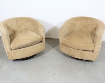 Pair of Mid-Century Modern Milo Baughman Style Swivel Club Chairs