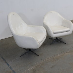Vintage Mid-Century Modern His & Her Lounge/Pod Chairs Pair image 2