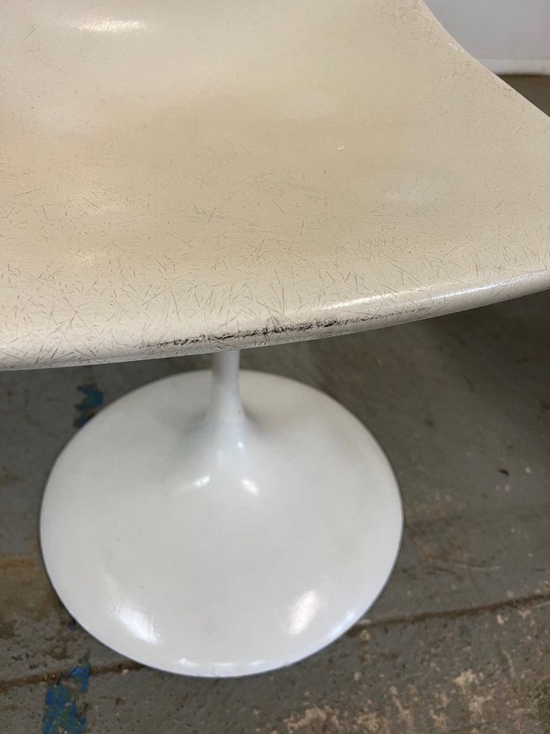 Mid-Century Modern Eero Saarinen Style Tulip Round Dining Table and Chairs image 5