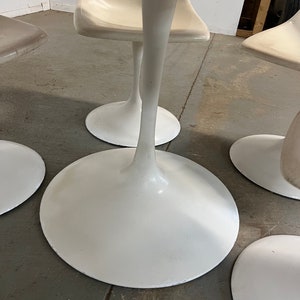 Mid-Century Modern Eero Saarinen Style Tulip Round Dining Table and Chairs image 7