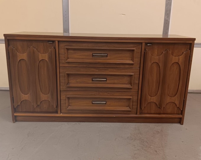 Mid Century Modern Walnut 2 Door Credenza/Sideboard by Bassett ' Prestige '
