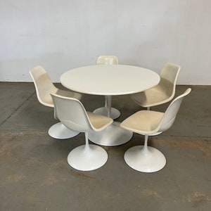 Mid-Century Modern Eero Saarinen Style Tulip Round Dining Table and Chairs image 1