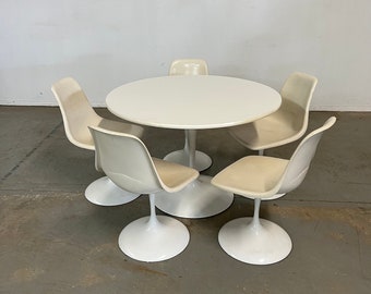 Mid-Century Modern Eero Saarinen Style Tulip Round Dining Table and Chairs