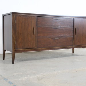 Mid Century Modern Walnut 2 Door Credenza/Sideboard by Broyhill