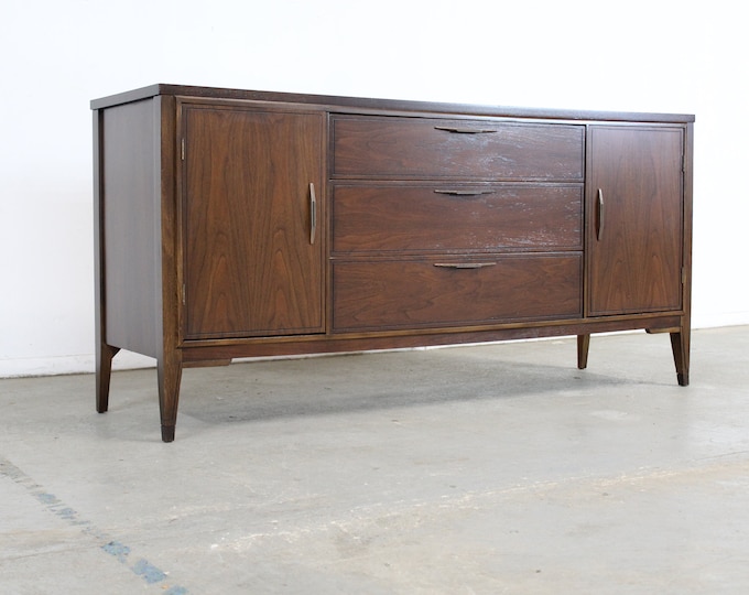 Mid Century Modern Walnut 2 Door Credenza/Sideboard by Broyhill