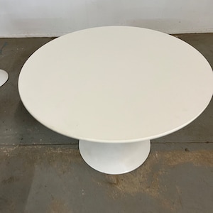 Mid-Century Modern Eero Saarinen Style Tulip Round Dining Table and Chairs image 10