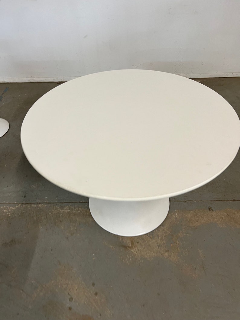 Mid-Century Modern Eero Saarinen Style Tulip Round Dining Table and Chairs image 10