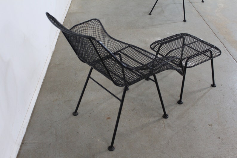 Mid-Century Modern Russell Woodard Sculptura Outdoor Mesh Iron Lounge Chair and Ottoman image 4