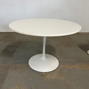 Mid-Century Modern Eero Saarinen Style Tulip Round Dining Table and Chairs image 8