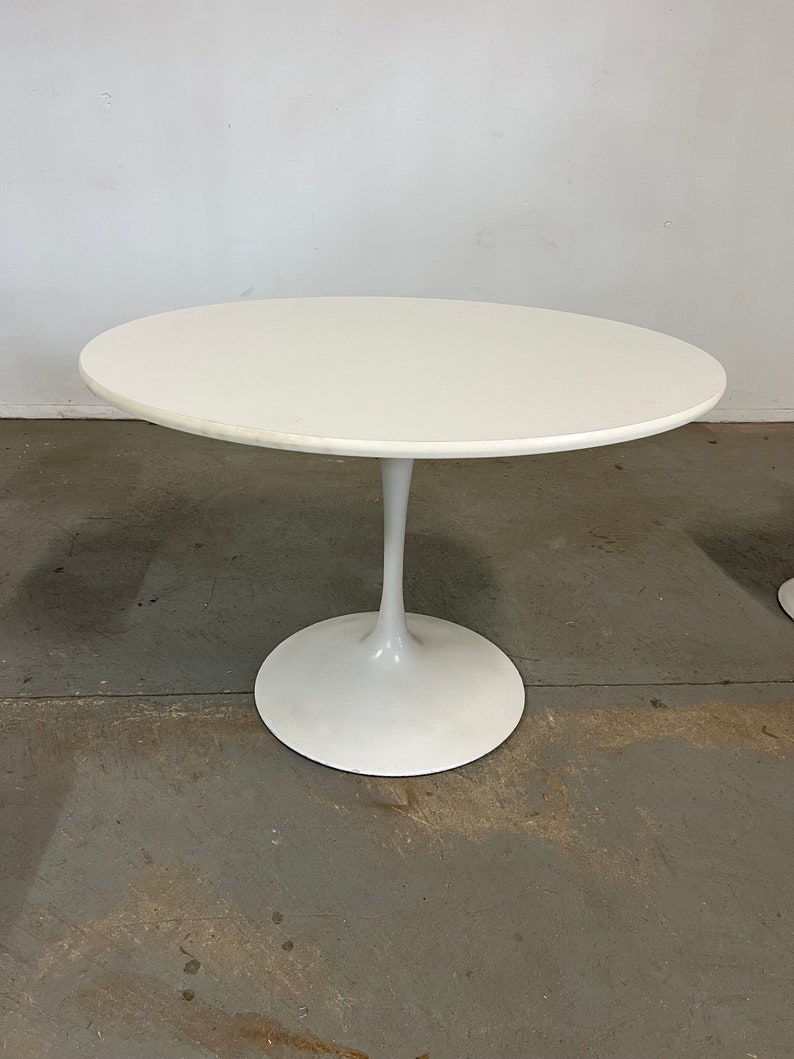 Mid-Century Modern Eero Saarinen Style Tulip Round Dining Table and Chairs image 8