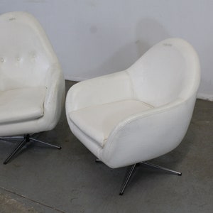 Vintage Mid-Century Modern His & Her Lounge/Pod Chairs Pair image 3