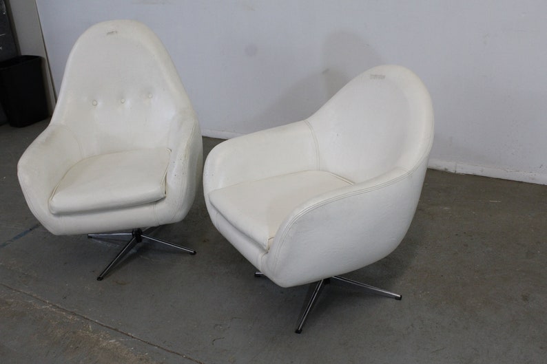Vintage Mid-Century Modern His & Her Lounge/Pod Chairs Pair image 3