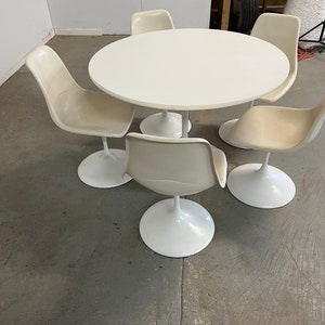 Mid-Century Modern Eero Saarinen Style Tulip Round Dining Table and Chairs image 3