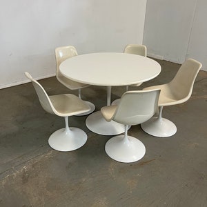 Mid-Century Modern Eero Saarinen Style Tulip Round Dining Table and Chairs image 2