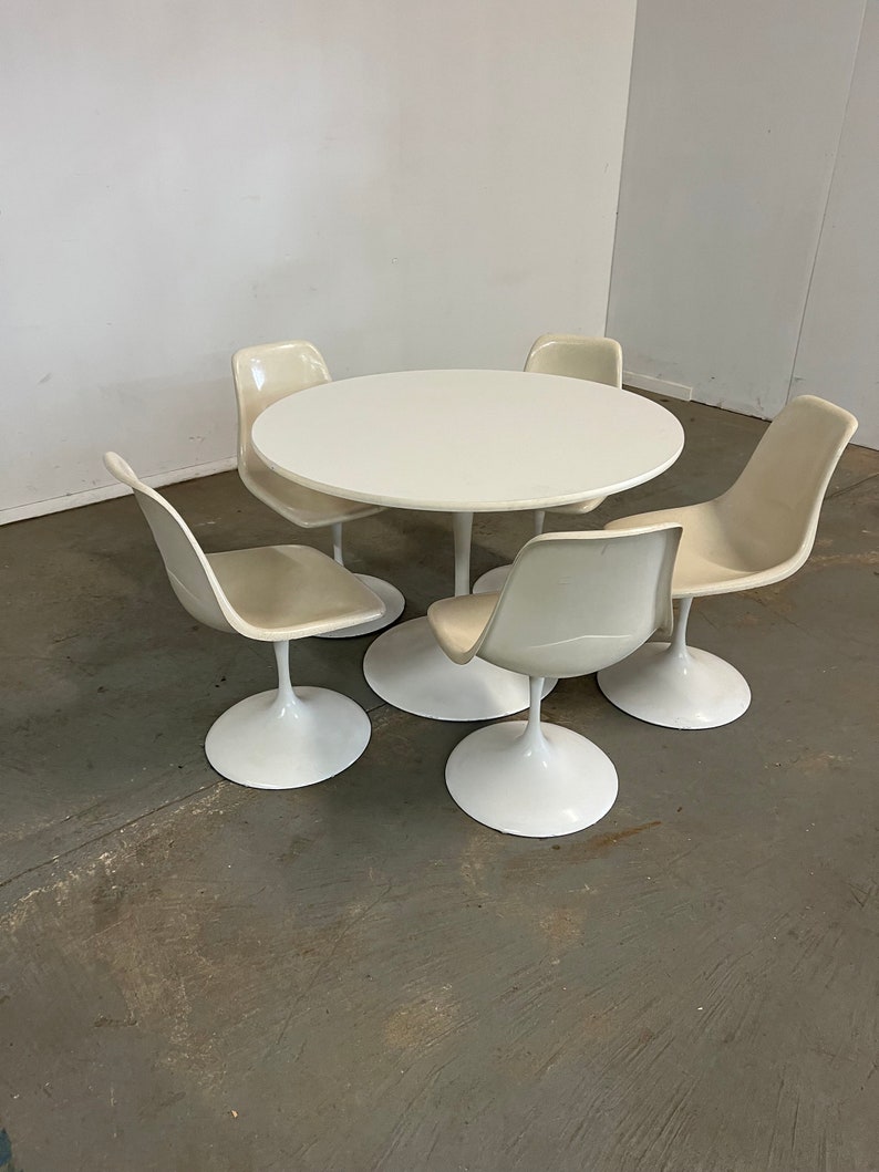 Mid-Century Modern Eero Saarinen Style Tulip Round Dining Table and Chairs image 2