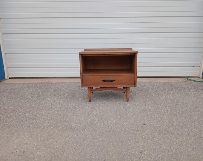 Mid-Century Danish Modern Broyhill Sculptra Nightstand on Pencil Legs