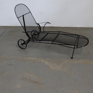 Mid Century Modern Woodard Scupltura Mesh Outdoor Chaise Lounge Chair
