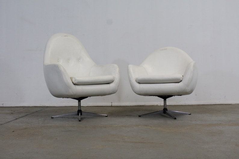 Vintage Mid-Century Modern His & Her Lounge/Pod Chairs Pair image 1