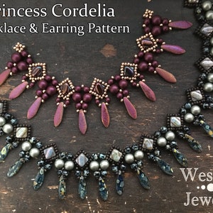Puede incluir: Dos collares de cuentas con un diseño geométrico. El collar superior está hecho con cuentas de color morado oscuro y el collar inferior está hecho con cuentas grises y azules. Los collares están sobre una superficie de madera. El texto "Princess Cordelia Necklace & Earring Pattern" y "Wescott Jewelry" es visible en la imagen.