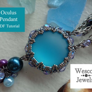 Può includere: Un ciondolo in vetro blu turchese con un bordo di perline argentate, appeso a una catena argentata con un gruppo di perline blu e viola. Il ciondolo è etichettato "Oculus Pendant PDF Tutorial" e "Wescott Jewelry".