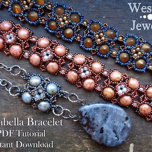 Puede incluir: Tres pulseras de cuentas en diferentes colores y patrones, incluyendo una pulsera rosa claro y marrón, una pulsera azul y dorada y una pulsera azul oscuro y dorada. Un collar de cadena plateada con un colgante hecho de cuentas en tonos grises y marrones. Un colgante de piedra gris cuelga del collar. El texto "Tetrabella Bracelet PDF Tutorial Instant Download" es visible debajo de las pulseras. El texto "Wescott Jewelry" es visible en la esquina superior derecha de la imagen.