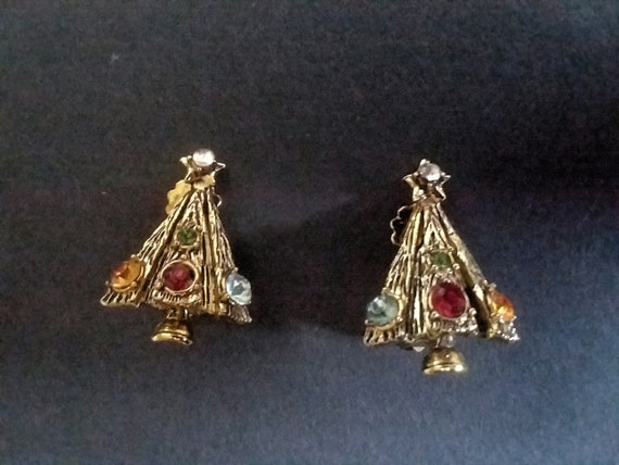 Vintage Gold Tone Christmas Tree Clip on Earrings… - image 1