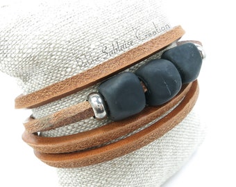 Bracelet "Unisexe", ensemble de perles Noires mattes en Verre de Murano, montées sur un bracelet en cuir, réalisé par une Perlière