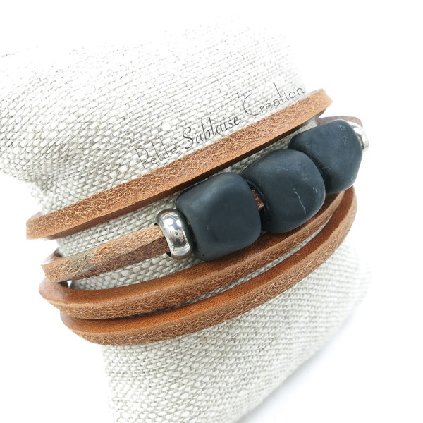 Bracelet "Unisexe", ensemble de perles Noires mattes en Verre de Murano, montées sur un bracelet en cuir, réalisé par une Perlière