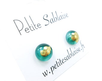 Emerald green Murano glass stud earrings adorned with gold leaf, solid silver rod, beads made by a craftsman