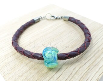 Bracelet from the "Glass & Leather" collection, Pearl with Lagoon green shades on an aubergine braided leather cord