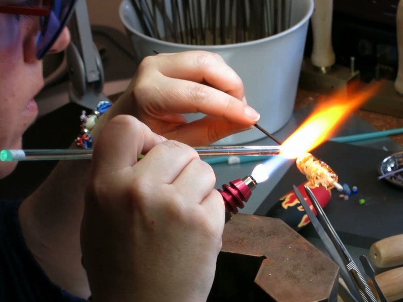 Duo de Puces d'oreilles en verre de Murano et en acier chirurgical hypoallergénique Inox, perles réalisées par une Artisan Verrier image 9