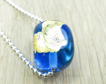 Collier long, Perle Bleue ornée d'une feuille d'Or. Perle en Verre de Murano réalisée par une Artisan Verrier