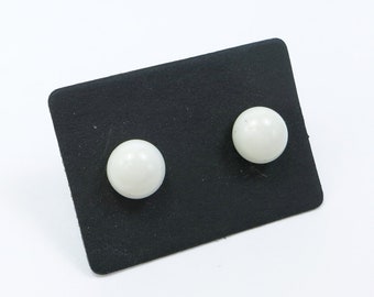 Puces d'oreilles ivoires en verre de Murano et en acier chirurgical hypoallergénique (Inox), perles réalisées par une Artisan Verrier