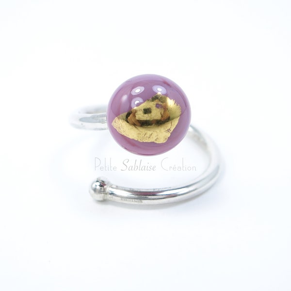 Cabochon Mauve orné d'une feuille d'Or et monté sur une bague en argent massif, perle en Verre de Murano réalisée par une Artisan Verrier