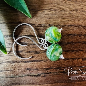 Orecchini “Un air de Printemps”. Perla in vetro di Murano, argento sterling, artigianale, verde, trasparenza, regalo per donne e amiche