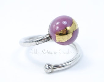 Cabochon Mauve orné d'une feuille d'Or et monté sur une bague en argent massif, perle en Verre de Murano réalisée par une Artisan Verrier